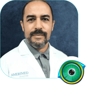 Cancun LASIK surgery doctor bio Retrato del Dr. Carlos David Ávila Gómez, un médico especializado en cirugía ocular y LASIK en Cancún, representando a PROVISSION. Lleva una bata blanca con el logo de Amerimed y tiene un fondo azul profesional.