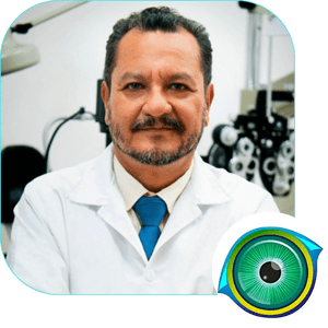 LASIK Surgery Provider Short Bio Retrato del Dr. Javier Garduño Rodríguez, un médico especializado en cirugía ocular y LASIK en Cancún, representando a PROVISSION. Lleva una bata blanca con el logo de Amerimed y tiene un fondo azul profesional.